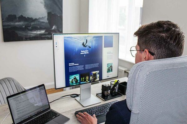 Mann vor seinem Screendesign