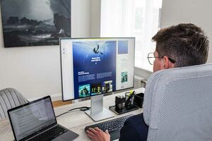 Mann vor seinem Screendesign