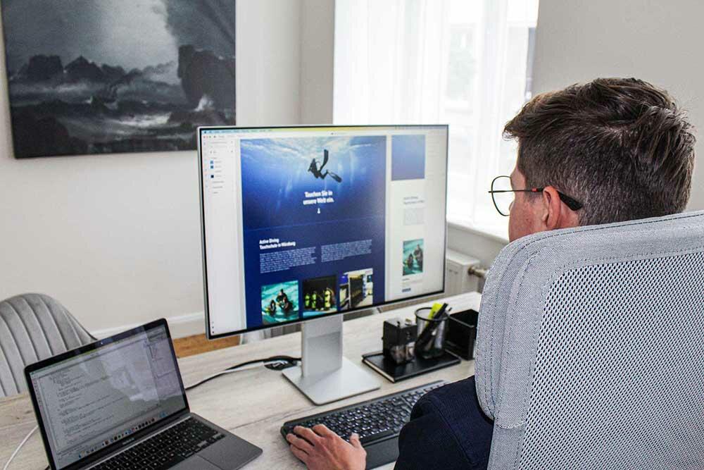 Mann vor seinem Screendesign